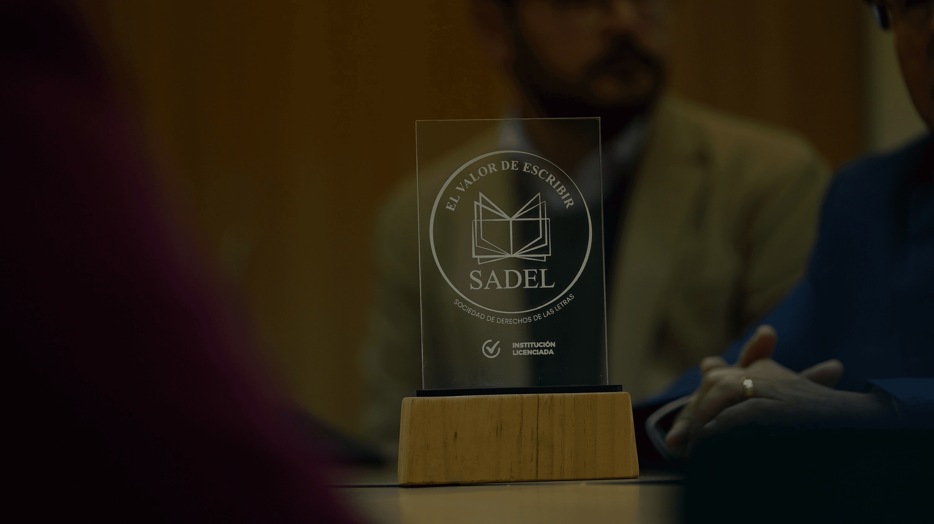 Un trofeo de reconocimiento de la organización SADEL sobre la importancia de escribir.