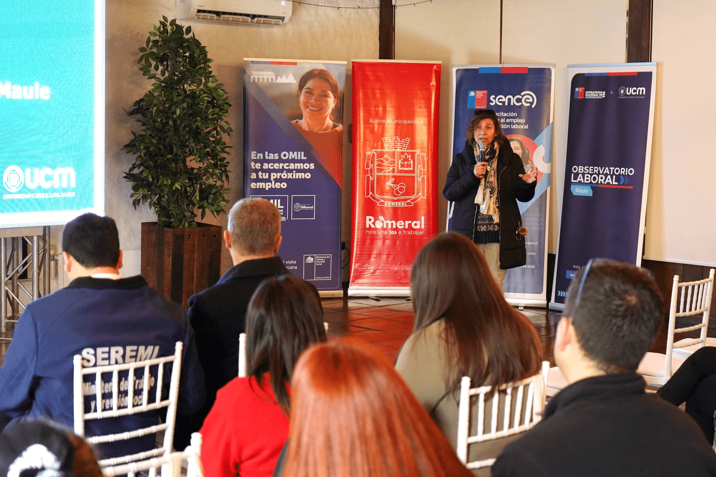 Una presentadora expone frente a un público en un evento sobre empleo en Rancagua, Chile.