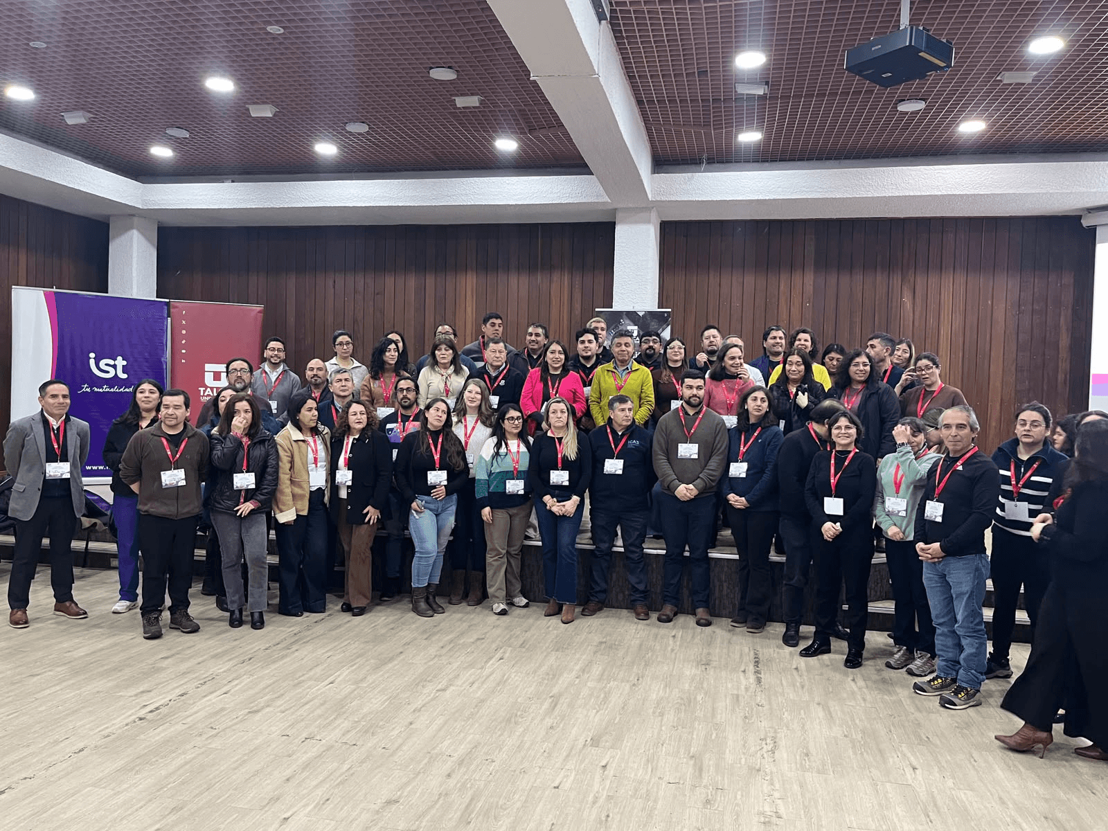 Grupo de personas reunidas en un evento en Chile.