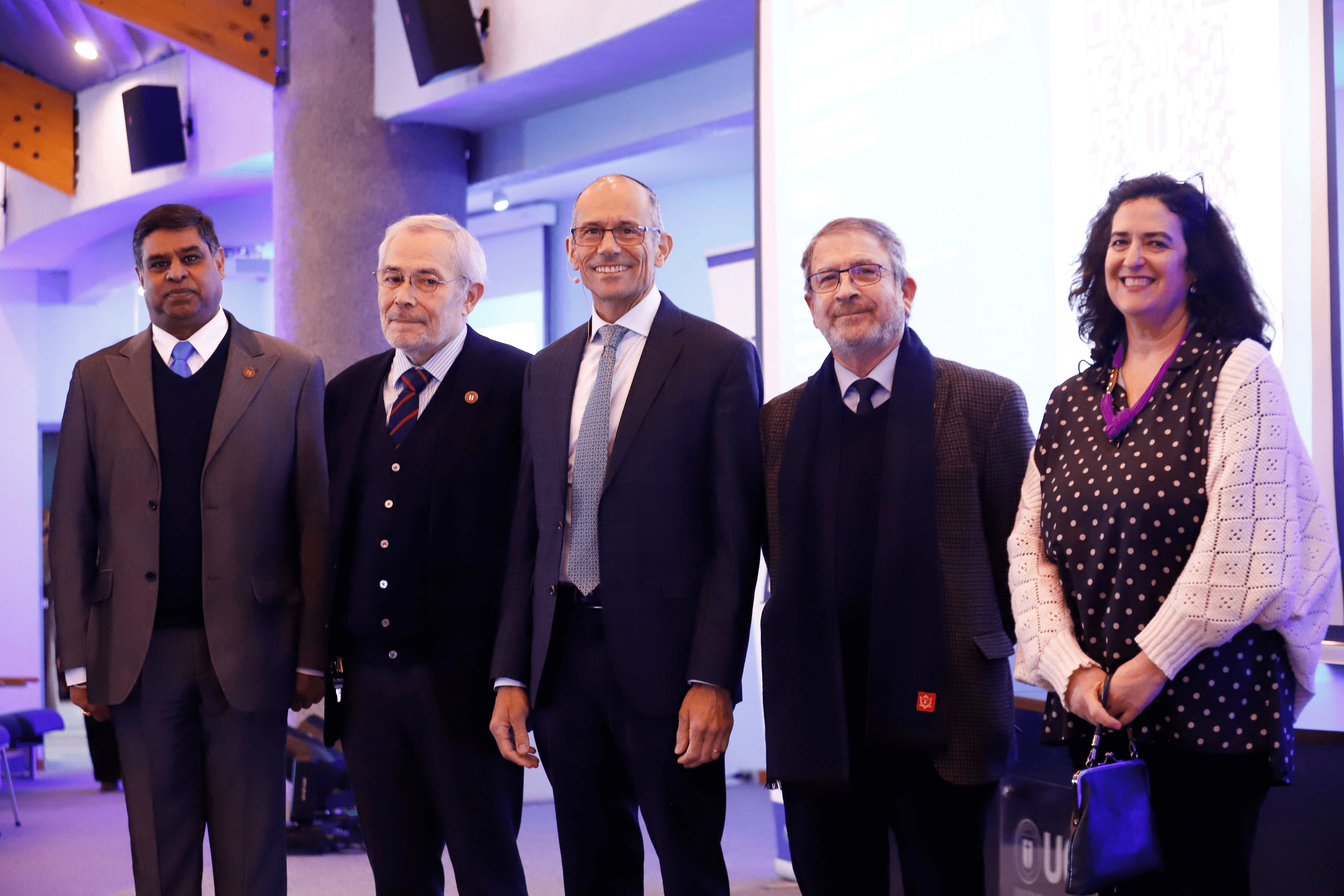 Un grupo de cinco personas posando en un evento formal en Chile.