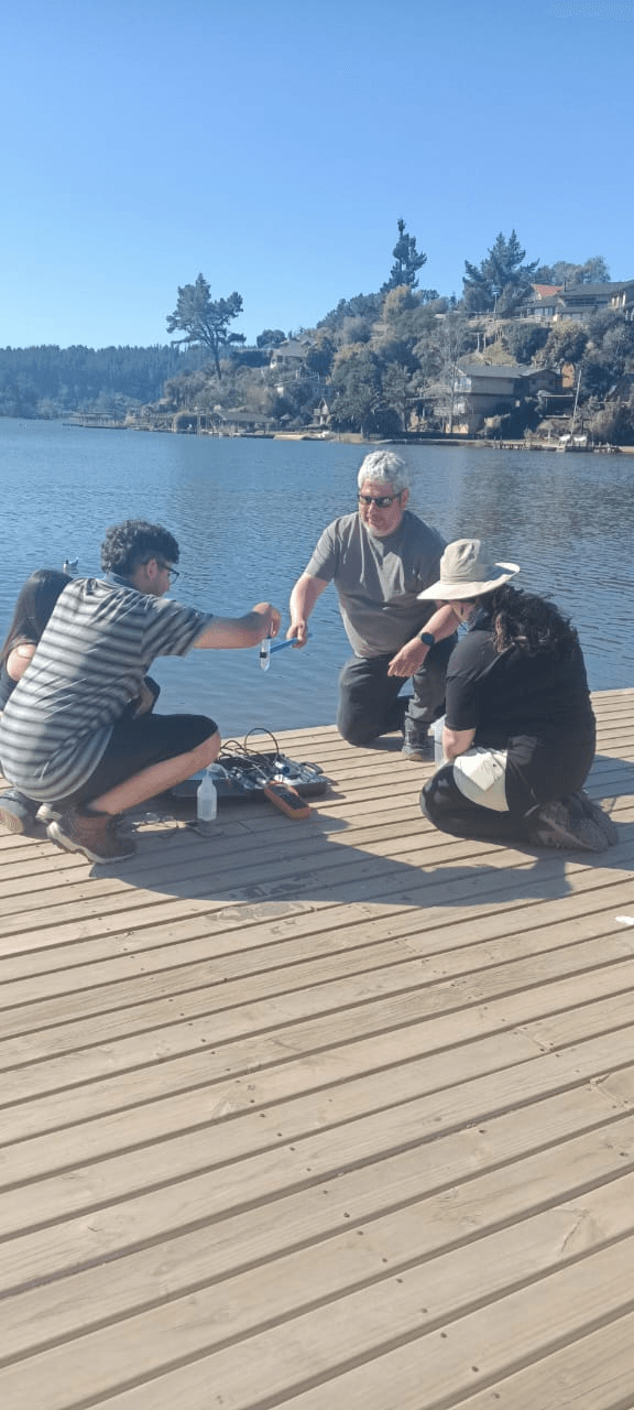 Muestreando en el lago con alumnos de Ing. en Biotecnología (Isaac Esquivel y Carolina Arellano ) el Dr. Alex Echeverría  y Hanuxa Celedón de CIEAM.