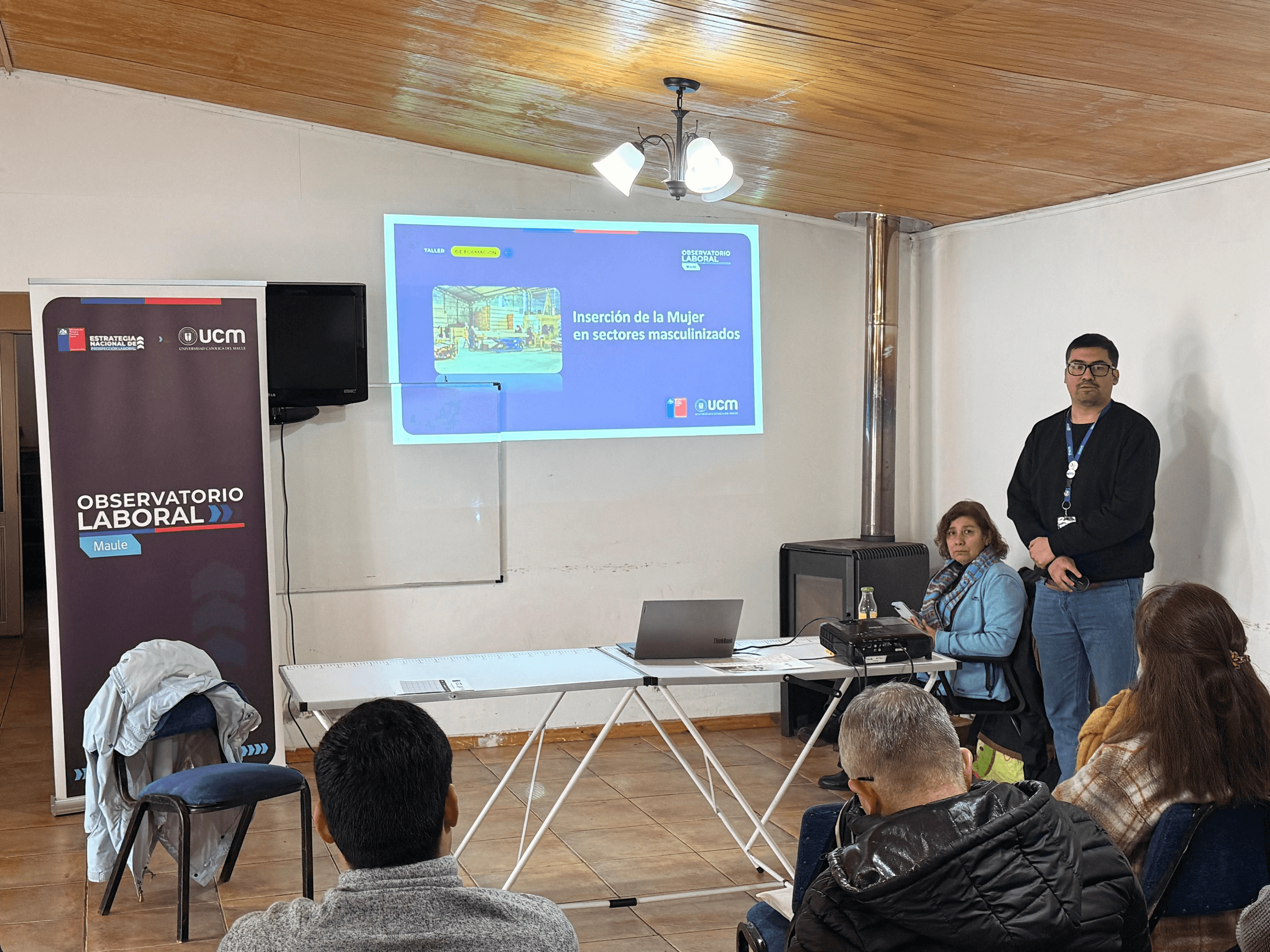 Una charla en un espacio educativo sobre la inclusión de la mujer en sectores masculinizados.