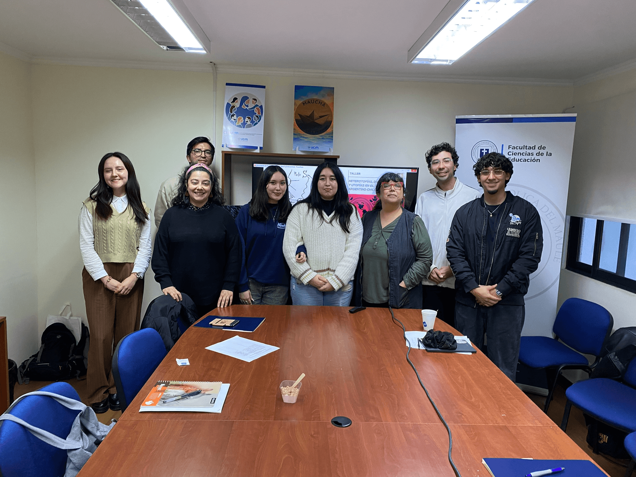 Un grupo de personas posando en una sala de reuniones.